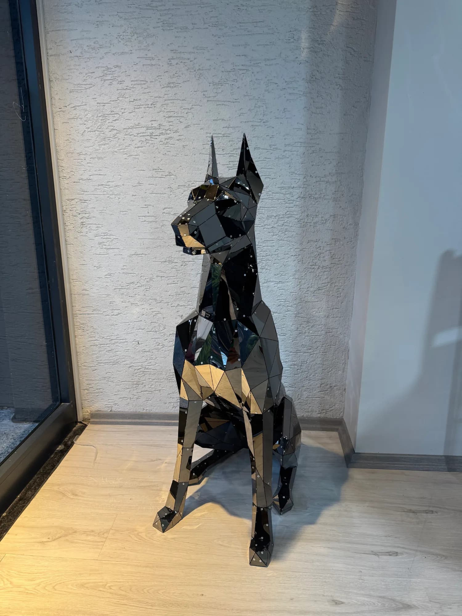 Oturan Doberman Black Mirror